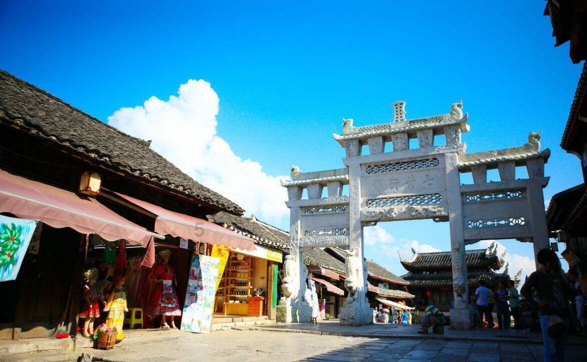 探索天涯,畅享白色T恤搭配蓝色牛仔短裤,简约大气的风格你会喜欢吗?问答